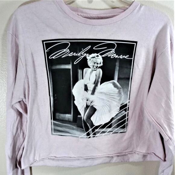 Marilyn Monroe T-Shirt Girls Size Medium Pink Cropped Long Sleeve Subway Scene - Picture 1 of 4